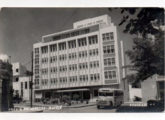 Postal do Instituto de Aposentadoria e Pensões dos Empregados em Transportes e Cargas de Maceió (AL), mostrando um lotação Chevrolet 1948-52 com carroceria J. Félix - já trazendo bandeiras sobre as janelas laterais (fonte: Ivonaldo Holanda de Almeida). 