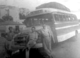 Chevrolet contemporâneo, porém com carroceria levemente diferente nas bandeiras das janelas; o ônibus, pertencente à Auto Viação Varzealegrense, do Crato (CE), estava de partida para a então épica viagem até São Paulo. 