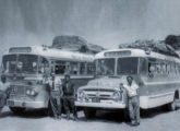 Dois ônibus da Auto Viação Varzealegrense, de Crato (CE), em 1966, em meio a uma longa viagem para São Paulo: à esquerda, um Caio "Fita Azul", e ao seu lado um Ford F-600 1959-61 com carroceria de J. Félix (fonte: Ivonaldo Holanda de Almeida).