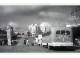 J. Félix urbano da Autoviária Rainha da Borborema, de Campina Grande (PB), diante do abrigo Maringá e com o Grande Hotel ao fundo em fotografia da primeira metade dos anos 50 (fonte: Ivonaldo Holanda de Almeida / Retalhes Históricos de Campina Grande).