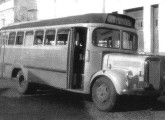 Ônibus construído por J. Félix em meados dos anos 50 sobre os primeiros chassis brasileiros da Mercedes-Benz; apesar do aspecto, não se trata de um lotação, como mostram as duas portas (fonte: Cepimar).