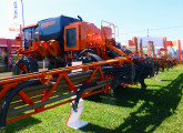 Protótipo da adubadora 5530 NPK, mostrada no Agrishow 2015; equipada com barras de 32 m e caçamba de 5 m3, tem capacidade de tratar 30 ha/h (foto: LEXICAR). 