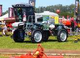 Agora chamado Power Jet 2500, com motor MWM e barras de até 25 m, o mesmo pulverizador foi exposto no Agrishow 2015 (foto: LEXICAR).