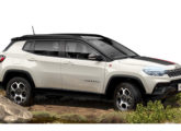 Novo Compass Trailhawk - versão fora de estrada identificada pelo adesivo sobre o capô, pelos pneus de uso misto e pela grade e colunas dianteiras pintadas de preto; vem equipado com para-choque dianteiro com maior ângulo de entrada, próprio para as versões 4x4.