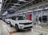 Commander e Fiat Toro (à direita) no final da linha de montagem de Goiana.