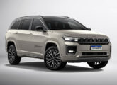Overland 4x4 tem maior ângulo de entrada e rodas e detalhes na grade e laterais do para-choque na cor grafite.