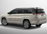 Jeep Commander Overland 4x4: a delgada faixa luminosa ligando as lanternas é comum a toda a linha.