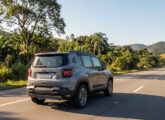 Jeep Renegade Altitude 2027: a identificá-lo, o nome em preto na tampa da mala e o adesivo de uma montanha estilizada na coluna C; além disso, como toda a linha, ganhou rodas de desenho exclusivo.