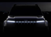 Primeiro teaser preparado para o novo modelo Avenger: divulgado em abril de 2026, mostrava o que mais adiante se revelaria ser a exclusiva iluminação da grade da versão superior Limited.