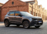 Jeep Avenger na versão de entrada Altitude: o carro trazia as mesmas rodas e adesivos na coluna C do Renegade Altitude 2027.
