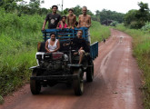 O formato típico do jerico motorizado de Rondônia: dois eixos, carroceria de madeira e sem cabine, transportando carga ou como meio de transporte de pessoas nas estradas vicinais do Estado (fonte: site capitaldojerico).