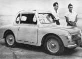 Automóvel totalmente construído no Brasil em 1954, por Joaquim Garcia (à esquerda); segundo o seu criador, os únicos componentes importados  eram faróis, rolamentos, disco de embreagem, lonas de freio e velocímetro (fonte: Revista de Automóveis).