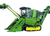 Colhedora de cana-de-açúcar 3510, com motor John Deere de 8,1 litros e 332 cv.