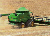 Maior colheitadeira brasileira da John Deere, o modelo S680 possui motor de 13,5 litros e 480 cv importado dos EUA (foto: Charles Echer/Cultivar).