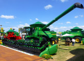 Também da 22a Agrishow é a colheitadeira de grãos S690; ao fundo, em vermelho, a primeira colheitadeira brasileira, fabricada em 1965 pela SLC (foto: LEXICAR).