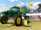 Em 2015 o pulverizador John Deere ganhou opção de barras de fibra de carbono, com 36 m de comprimento (foto: LEXICAR).