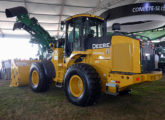 A partir de meados da década de 10 tornou-se usual a presença de máquinas de construção em feiras agropecuárias: aqui, a mesma pá 624K-II no Agrishow 2019; ao fundo uma colhedora de cana (foto: LEXICAR).