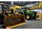 Pá carregadeira 624 P e trator 7M 230 expostos no Salão do Automóvel de 2025.