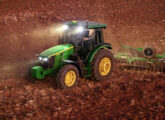 O novo trator 5120M em trabalho noturno.