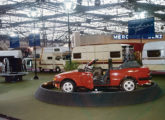 Stand da Karmann-Ghia no XIII Salão do Automóvel, em 1984, tendo como destaque o conversível Escort XR3, por dez anos produzido pela empresa por encomenda da Ford (fonte: Paulo Roberto Steindoff / Anfavea). 