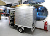 O triciclo Motokar aceitava a instalação de volumosos baús de carga, como no exemplar exposto em Cabo Frio (foto: LEXICAR).