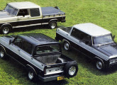 Três picapes Ford F-100 transformadas pela Kieze; ao fundo, modelo com chassi alongado e janelas panorâmicas.