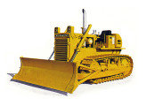 Lançado em 1975, o trator de esteiras D50A-15 foi o primeiro produto brasileiro da Komatsu; na foto o D50-15C, versão em produção em 1985.