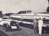 Joachim (à direita), junto ao automóvel e a uma de suas lanchas (fonte: Motor3).