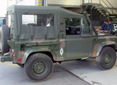 Defender 90 Soft Top do Exército Brasileiro; raros foram os Land Rover com teto de lona adquiridos pelo mercado civil (fonte: site webkits.hoop.la).