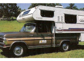 Camper Larturist Tahiti em picape Ford F-1000; os macacos para a remoção da carroceria ficam permanentemente montados nas laterais.