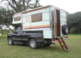 Camper Larturist sobre picape Chevrolet Silverado, montada em 1998 (fonte: site portal.macamp).