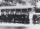 Personalidades cariocas perfiladas na inauguração da operações da Viação Excelsior, em 7 de junho de 1926, com a linha Clube Naval – Mourisco (no final da praia de Botafogo), logo estendida até o Forte de Copacabana.