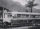 Construídos sobre chassis britânicos Guy, os ônibus urbanos da Light por muitos anos seriam os mais modernos do país; note a reduzida distância para o piso.
