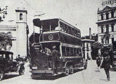 Ônibus de dois pisos circulando pelo Largo da Lapa, no Rio de Janeiro, na década de 30 (fonte: O Globo).
