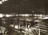 Linha de fabricação de carrocerias da Light em sua enorme oficina de Triagem; a foto é de 1926.