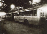 As carrocerias recebiam revestimento metálico e eram construídas separadas dos chassis, sobre os quais eram montadas depois de prontas.