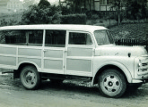 Rústica carroceria de madeira com teto revestido de linóleo, sem janelas, sobre Dodge 1949.