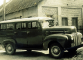 Transformado em meados da década de 50, este Ford 1947 recebeu carroceria metálica.