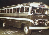 Carroceria sobre chassi GMC norte-americano, construída no início da década de 50; é visível a fonte inspiradora dos para-brisas multifacetados e da pequena grade abaixo dele instalada, detalhes tomados do GM Coach. 