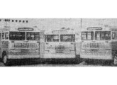 Três carrocerias Lopes Saes de meados dos anos 50, sobre chassis de caminhão Ford F-8 e Mercedes-Benz LP-312 (no centro), fabricadas para a empresa Silva & Cia., de Marília (SP).