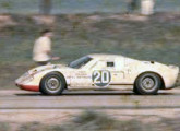 Lorena-Porsche: notável, sob este ângulo, a semelhança do carro com os grandes GTs de competição da época - Ford GT 40 e Porsche 910 (fonte: site pumaslubisomem).