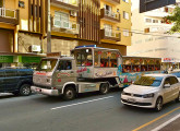 Este é o modelo de maior sucesso da Lührs - "bondinho" tracionado por caminhão leve (aqui um Volkswagen operando no transporte público de Balneário Camboriu, em 2013) (foto: LEXICAR).