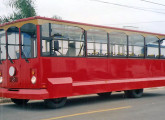 "Trolley" sobre chassi Mercedes-Benz, replicando as "jardineiras" criadas pelo arquiteto Jayme Lerner para transporte turístico no Rio de Janeiro um quarto de século atrás.