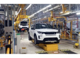 Linha de produção da JLR em Itatiaia, em 2024: operando em um turno, com 200 empregados, completa entre 8 e 36 carros por dia; a nacionalização, abaixo de 16%, se resume a bancos, faróis, vidros e pneus; as carrocerias são importadas completas e pintadas.