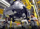 Junho de 2016: os primeiros SUV Evoque na linha de montagem da nova fábrica brasileira da Land Rover.