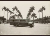 Em fotografia de Augusto Malta, um ônibus Guy cruza a extinta praça 11, junto ao início do canal do Mangue, em novembro de 1927 (fonte: Antônio J. Caldas / Rio das Antigas).