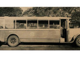 Note a altura reduzida do primeiro degrau: o transporte coletivo brasileiro teria que aguardar mais de meio século até que a acessibilidade passasse a ser uma item obrigatório nos ônibus urbanos; a fotografia é de 1933 (fonte: O Cruzeiro).