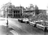 Nesta foto do início dos anos 30, três Guy da Excelsior perfilam no ponto final da Praça Floriano Peixoto, à frente do Teatro Municipal do Rio de Janeiro (fonte: portal autoclassic). 