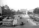 À esquerda, o antigo prédio do Ministério da Guerra, no centro do Rio de Janeiro (RJ); ele e todo o entorno que enquadra o ônibus de dois andares da Viação Excelsior desapareceram com a abertura da avenida Presidente Vargas, inaugurada em 1944 (fonte: portal rio-curioso).