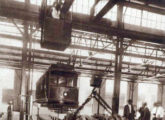 Em 1930, montagem de um bonde sobre seus truques nas oficinas de Triagem (foto: O Cruzeiro).